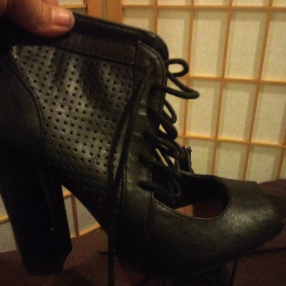 Blk peep toes